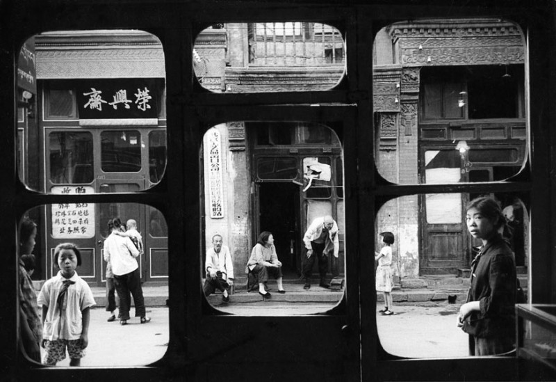 Pékin, 1965. Ces fenêtres s'ouvrent sur Liulichang, la rue des antiquaires. Dans ces boutiques, pendant la révolution culturelle, les Chinois devaient apporter leurs bijoux à l'Etat, sans contrepartie.