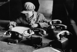 Anshan, Chine, 1957. L'ingénieur de cette aciérie doit avoir autant de téléphones que de lignes. Les standards téléphoniques arriveront bien plus tard.