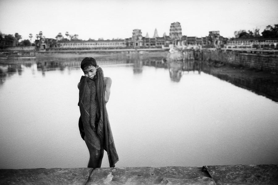 Cambodge, 1969. Au bord des douves d'Angkor, un garçon sort du bain.