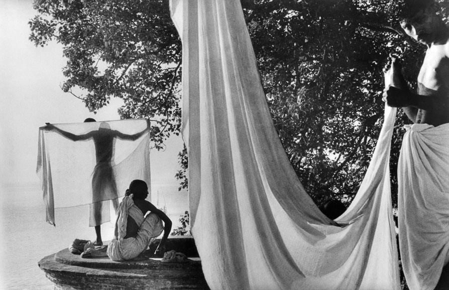 Inde, 1956. Après le bain dans le Gange, les hindous font sécher leur dhotis au soleil.