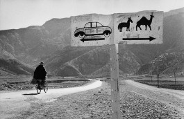 Afghanistan, 1956. Quand je suis passé par Khyber Pass j'ai hésité. Comme je voyage lentement, je crois avoir suivi la flèche de droite.