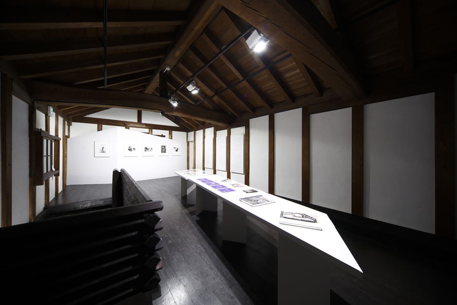 Vue intérieure de l'exposition "Alaska" au festival Kyotographie, Kyoto, 2015 © Chanel Nexus Hall