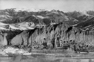 Vue sur les bouddhas sculptés dans les falaises de Bamyan, Afghanistan, 1955
