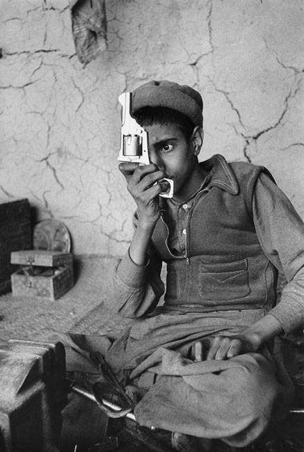 Boy in a weapon factory at the border between Afghanistan and Pakistan, 1956