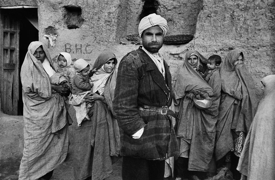 Dans un village près de la frontière turque, Iran, 1955