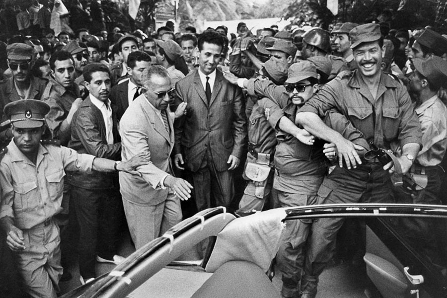 Ahmed Ben Bella, avec à ses côtés Mohamed Khider et le colonel Othmane, à son retour en Algérie. Tlemcen, 1962