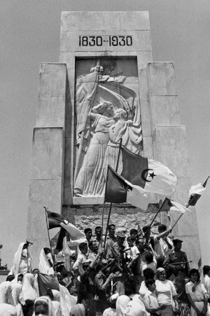 Célébration de l'indépendance au pied du monument commémorant le débarquement français à Sidi Ferruch en 1830, 2 juillet 1962