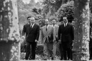 From left to right, first row: Ahmed Francis, Krim Belkacem, Gaid Ahmed; second row: Tayeb Boulahrouf, Ali Mendjeli et Mohamed Benyahia. Evian, March 1961