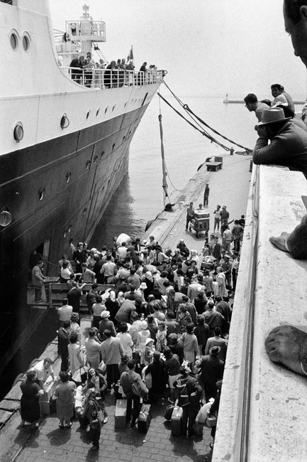 Departure of French people living in Algiers, June 1962