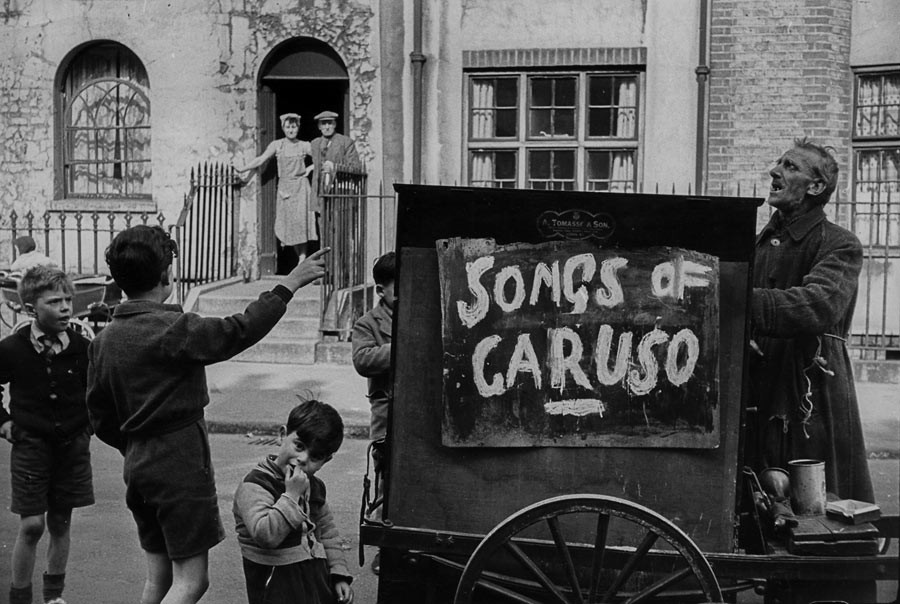 Joueur d'orgue de barbarie, Londres, 1954
