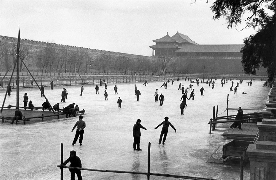 Patinage sur un canal gelé le long de la Cité interdite, Pékin, 1957