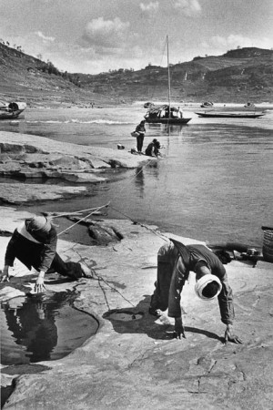 Men towing a boat between Chongqing and Lanzhou, 1957