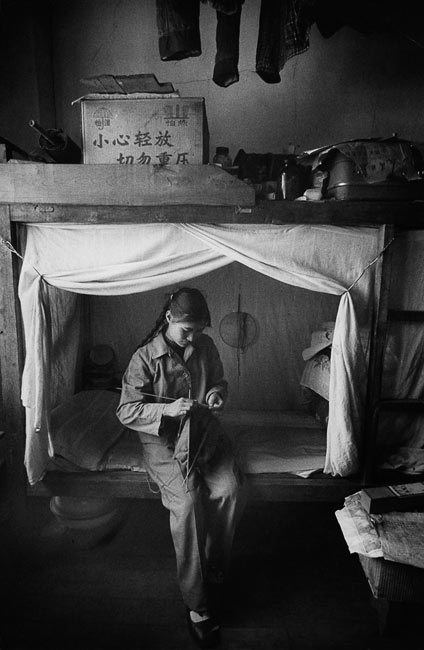 Employée dans son dortoir d'une usine de Kunming, 1965