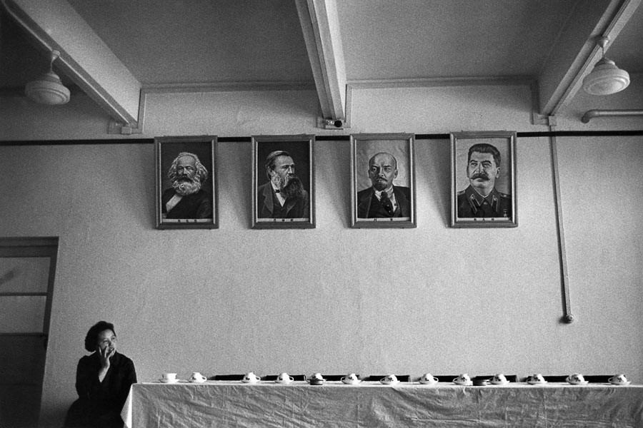 Salon de réception d'une usine, un portrait de Mao fait face aux portraits de Marx, Engels, Lénine et Staline, Pékin, 1965