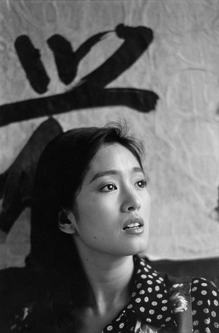 L'actrice Gong Li pendant le tournage de "Vivre" dans le Shandong, 1993
