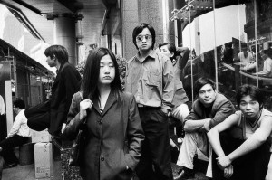 Jeunes gens devant un grand magasin, Shanghai, 2002