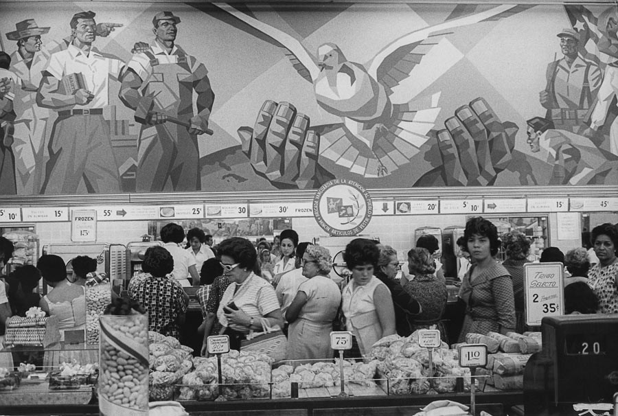 In this former Woolworth store, nationalized, large frescos depict the Cuban revolution. Havana, 1963