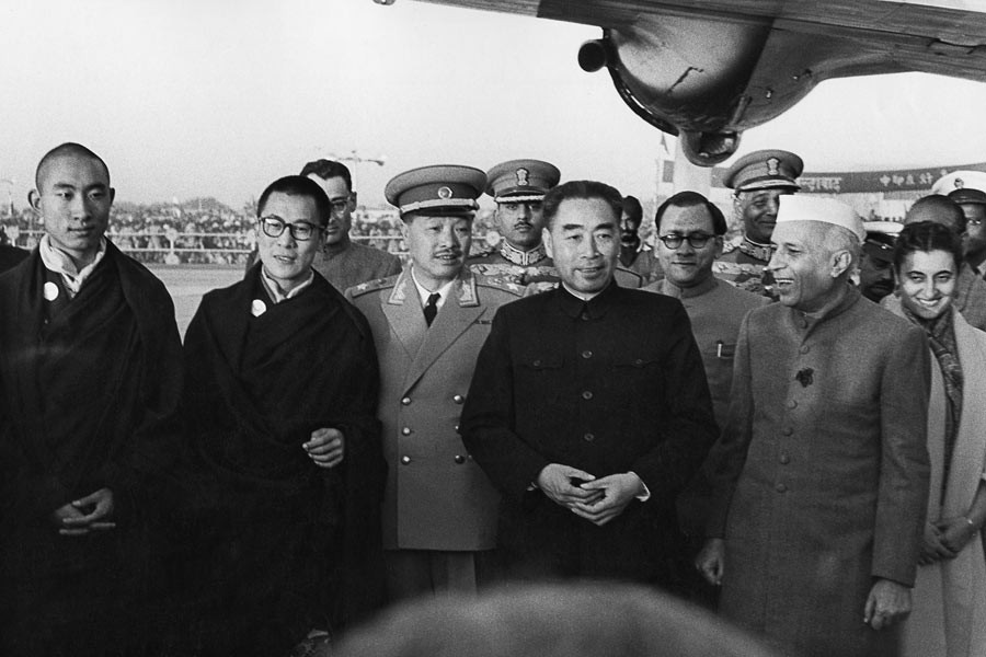 De gauche à droite au premier-plan : le Panchen Lama, le Dalaï Lama, Zhou Enlai, Jawaharlal Nehru et Indira Gandhi. Inde, 1956