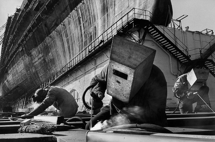 Les Soudeurs, chantier de construction du paquebot France, Saint-Nazaire, 1959