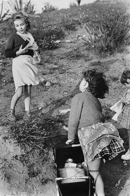 Fifine to Aurore : "How windy it is to take my daughter for a walk today!", Provence, 1953