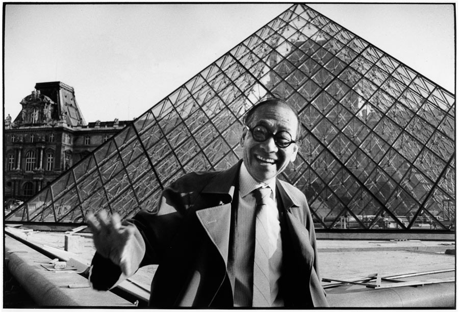 Ieoh Ming Pei devant la pyramide du Louvre, Paris, 1989