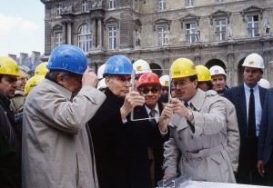 Ieoh Ming Pei aux côtés de François Mitterrand sur le chantier de construction du Grand Louvre, Paris, années 1980