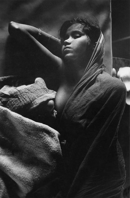Young mother in a refugee camp in Krishnanagar, north of Calcutta, at the time of the partition between West and East Pakistan, 1971