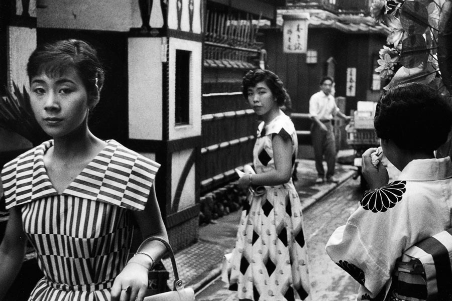 Devant l'un des innombrables cafés de Tokyo, 1958