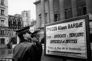 Outside the cour d'assises in Lyon, during the trial of Klaus Barbie, 1987