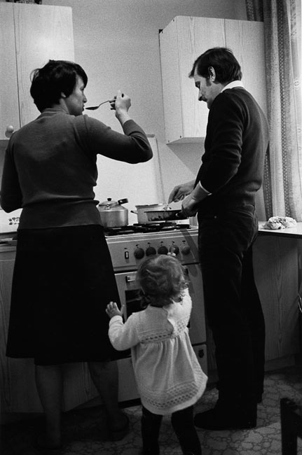Lech Walesa avec sa femme et un de leurs enfants dans leur cuisine, Pologne, 1980