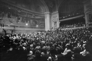 L'amphithéâtre de la Sorbonne fait salle pleine pour Jean-Paul Sartre.