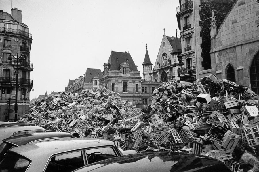 Garbage collectors strike, the trashes pile up in rue Saint-Martin.