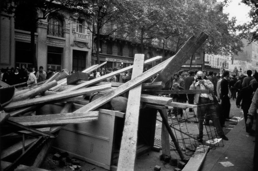 Rue de Lyon, Henri Cartier-Bresson is photographing over the barricade