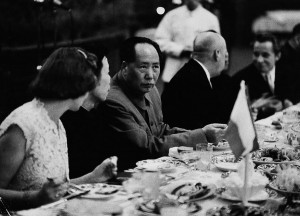 Mao Zedong pendant un banquet de réception du Premier ministre polonais, Pékin, Chine, 1957