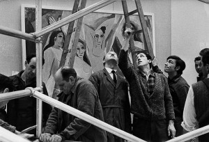 Accrochage de l'exposition Picasso au Grand Palais, Paris, 1966