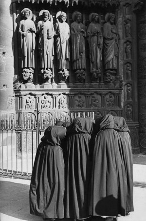 Bonnes soeurs devant Notre-Dame, 1953