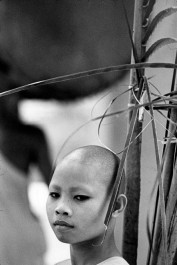 Cambodge, 1981. Au bord de la rivière qui coule de Siem Reap au grand lac, est-ce une jeune fille ou un adolescent ?