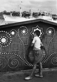 Istanbul, 1955. A travers la dentelle du pont de Galata, sur la Corne d'Or, ce petit garçon rêve-t-il de grands voyages ?
