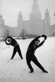 Union Soviétique, 1960. Sergei et un de ses camarades font leur gymnastique devant l’université de Moscou.