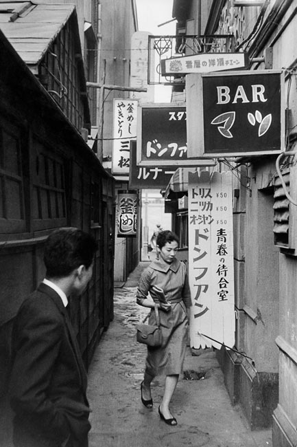 Tokyo, 1958. This graceful young woman and the man looking at her evoke the Hong Kong film "In the mood for love".