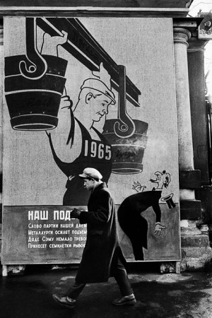 Sur cette affiche est écrit : « Nous promettons au Parti de renforcer notre production métallurgique. Notre plan septennal va causer de nombreux soucis à l’Oncle Sam ». Moscou, 1960
