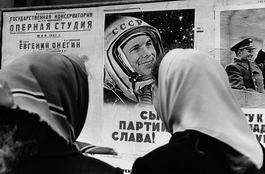 Sur le poster : Youri Gagarine, premier homme à avoir fait un vol dans l'espace en 1961. Moscou, 1961