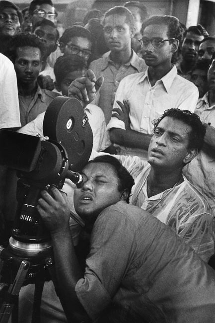 Satyajit Ray sur le tournage de son deuxième film "Aparajito", Calcutta, 1956