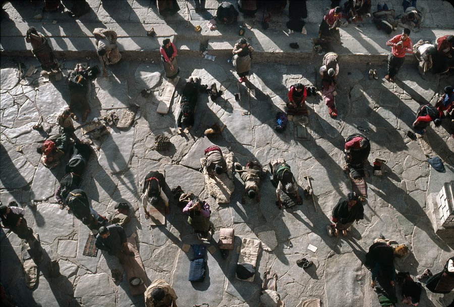 Devant le Jokhang, temple de Lhassa, les pèlerins, venus de tout le Tibet, se prosternent plusieurs fois. 1985