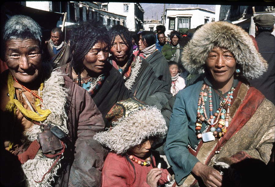 Peasants come in pilgrimage in Lhassa. The walk around the Jokhang. Men, who wear jewelry, sell them to pay their stay in Lhassa. 1985