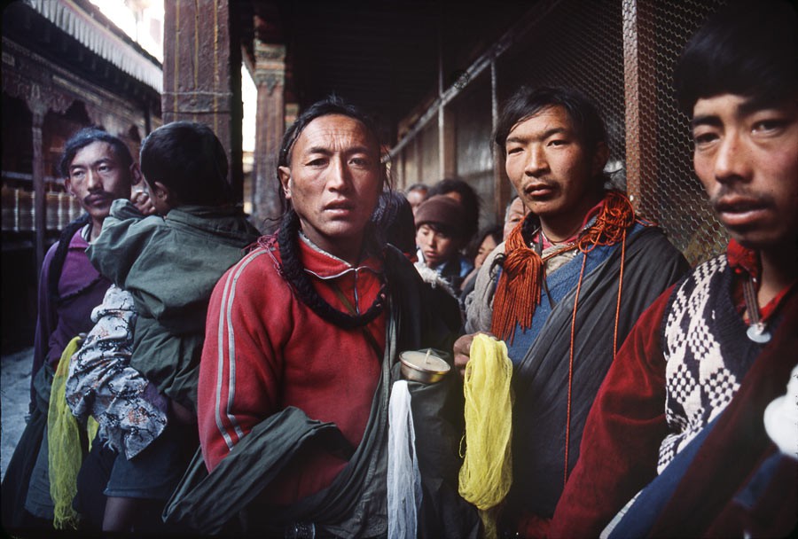 Offrandes dans le temple du Jokhang, 1985