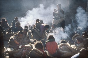 Les pèlerins venus du Kham s'arrêtent pour une pause et manger de la tsampa (farine d'orge grillée). 1985