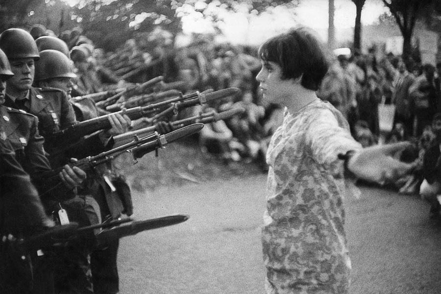 Jeune fille à la fleur (variante), manifestation contre la guerre au Vietnam, Washington, 21 octobre 1967