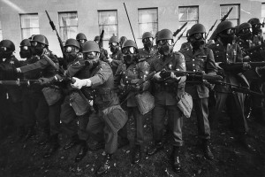 Soldats lors d'une manifestation contre la guerre au Vietnam devant le Pentagone, Washington, 21 octobre 1967