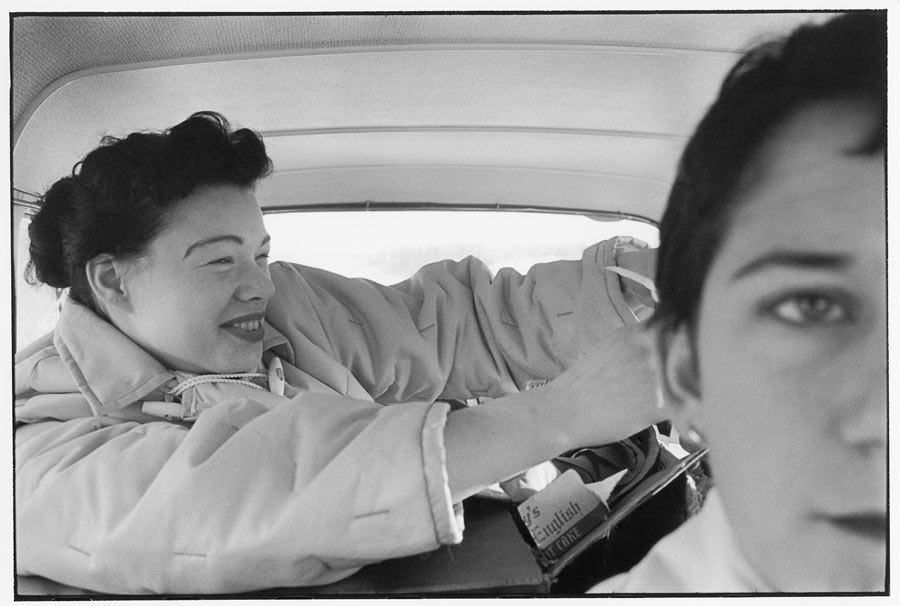 Tina et Norma, deux auto-stoppeuses sur la Alaskan highway, 1958
